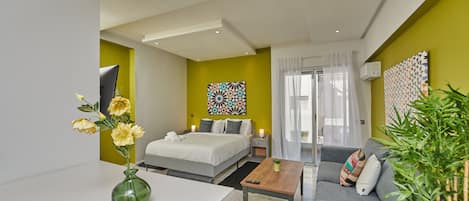 Suite Royale | Coin séjour | TV connectée de 46 pouces avec chaînes par satellite, télévision