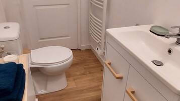 Serviettes fournies, savon, papier toilette