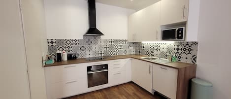 Refrigerador, microondas, horno y parrilla de estufa