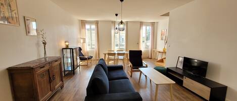 Televisie, een dvd-speler en boeken