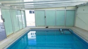 An indoor swimming pool with clear water, tiled walls, and a simple, functional design. - Cosy 1 bed pool house (L'Alfàs del Pi)