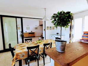 Dining - 3 bedroom house, private pool, 10min from Pont du Gard (Meynes)