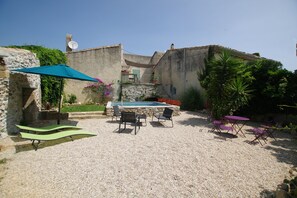 Property grounds - 3 bedroom house, private pool, 10min from Pont du Gard (Meynes)