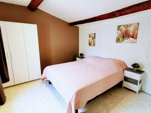 3 habitaciones, tabla de planchar con plancha, cuna de viaje y wifi 