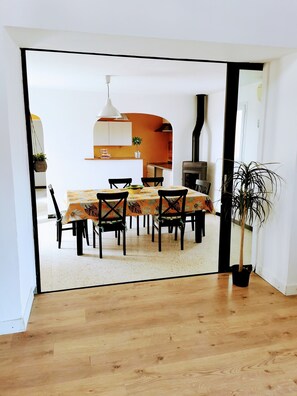 Dining - 3 bedroom house, private pool, 10min from Pont du Gard (Meynes)