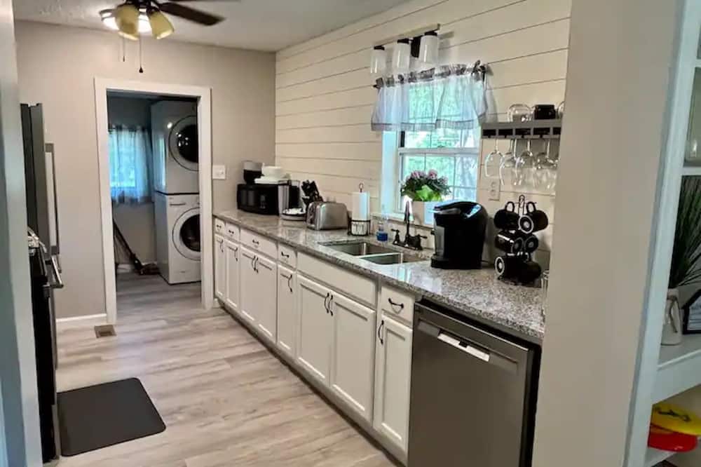 Crossroads Cottage in the Heart of Hocking Hills