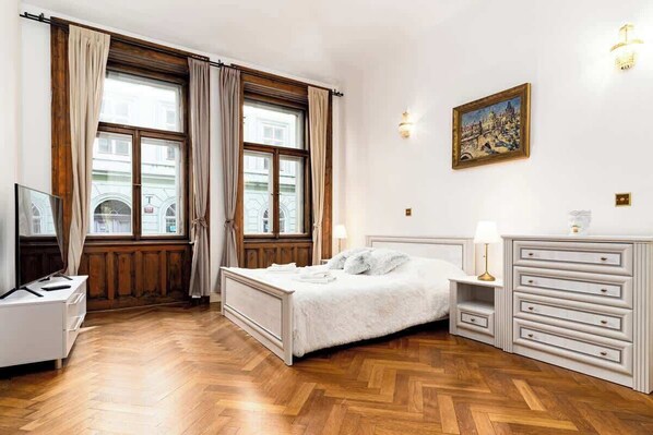 3 bedrooms, iron/ironing board, WiFi, bed sheets