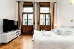 3 bedrooms, iron/ironing board, WiFi, bed sheets - Golden Brilliance Suite (Hlavní mesto Praha)