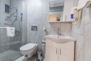 Shower, rainfall showerhead, hair dryer, slippers - Blue Park Hotel (Istanbul)