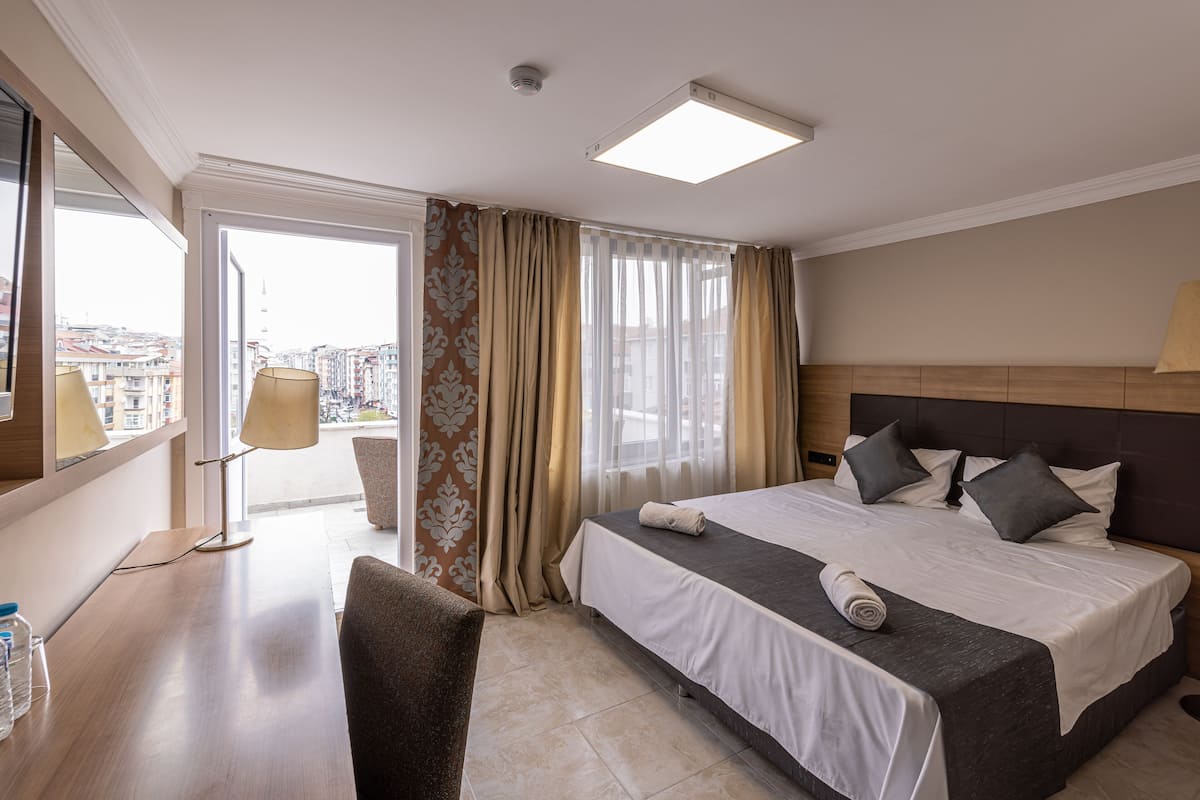 Standard Room | Minibar, in-room safe, laptop workspace, soundproofing