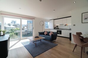 2 Bedroom Apartment | Private kitchen | Fridge, microwave, oven, stovetop - PREMIER SUITES Edinburgh Fountain Court (Edinburgh)