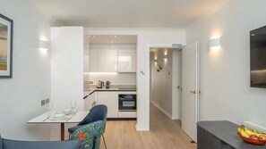 1 Bedroom Apartment | Private kitchen | Fridge, microwave, oven, stovetop - PREMIER SUITES Edinburgh Fountain Court (Edinburgh)