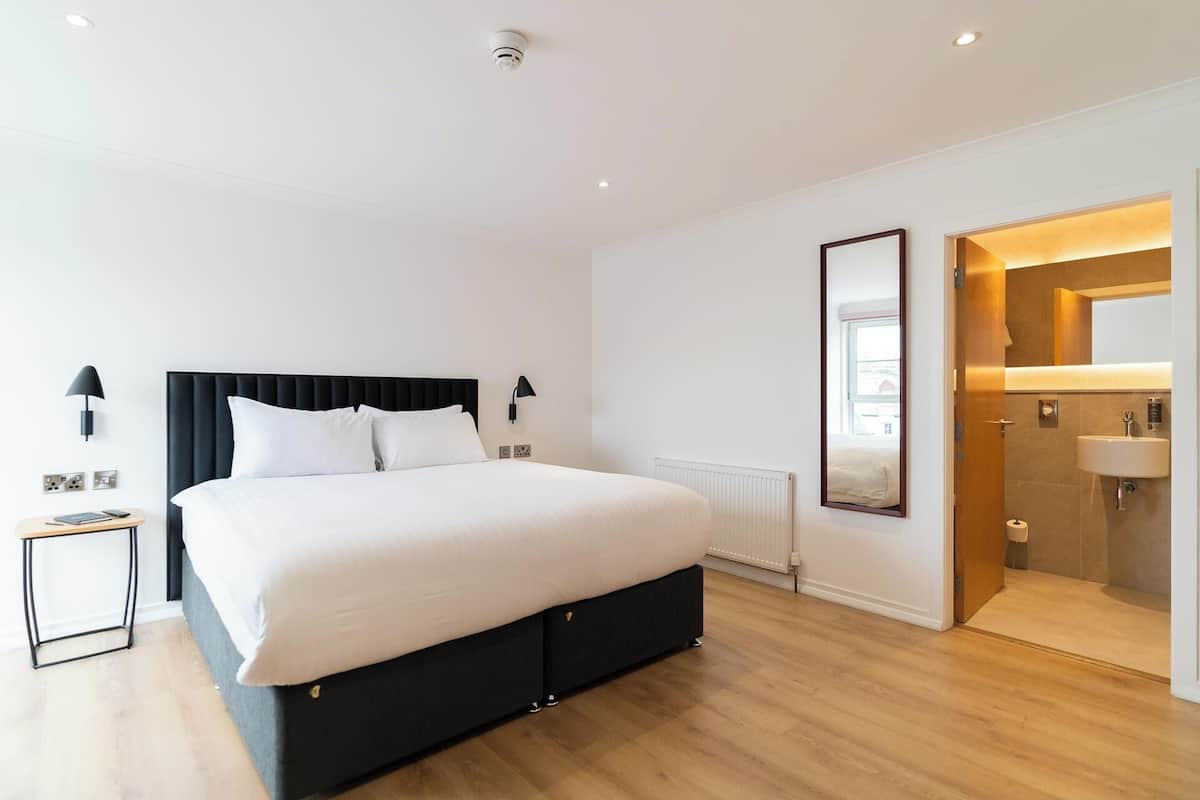 Deluxe Apartment | 2 bedrooms, in-room safe, blackout drapes, iron/ironing board