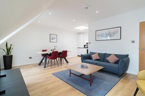 2 Bedroom Deluxe Apartment | Living area | 50-inch Smart TV with digital channels, TV - PREMIER SUITES Edinburgh Fountain Court (Edinburgh)