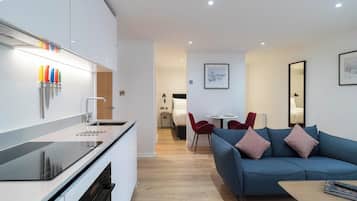 King Studio | Private kitchen | Fridge, microwave, oven, stovetop