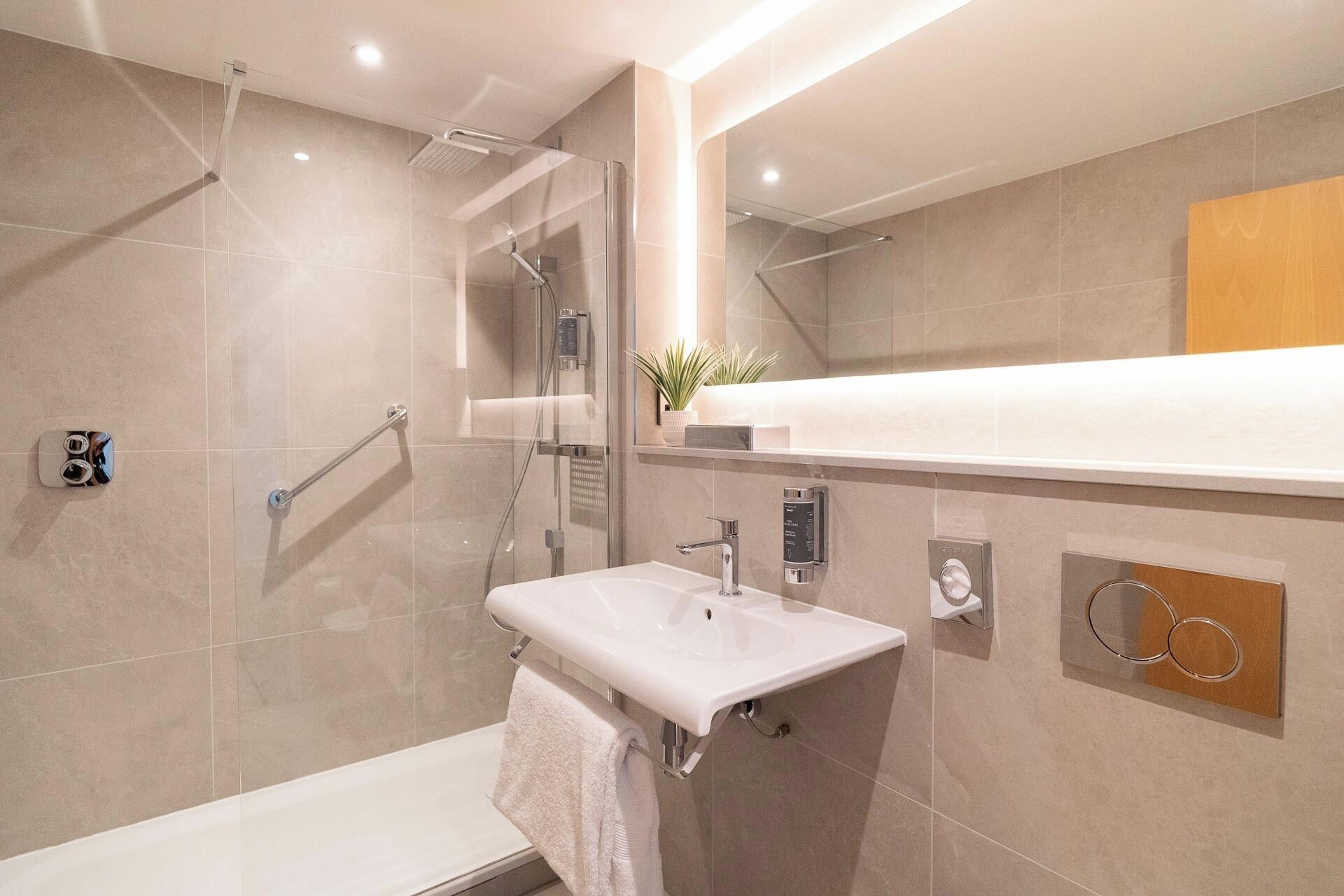 Douche, pomme de douche hydromassante, articles de toilette (gratuits)