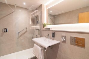 Douche, douche hydromassante, articles de toilette gratuits