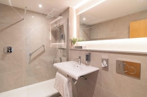 Shower, hydromassage showerhead, free toiletries, hair dryer