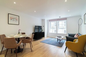2 Bedroom Apartment | Living area | 50-inch Smart TV with digital channels, TV - PREMIER SUITES Edinburgh Fountain Court (Edinburgh)