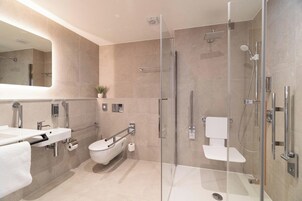 Shower, hydromassage showerhead, free toiletries, hair dryer