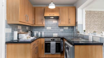 Een koelkast, een magnetron, een oven, een vaatwasser