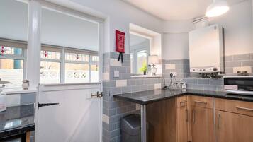 Een koelkast, een magnetron, een oven, een vaatwasser