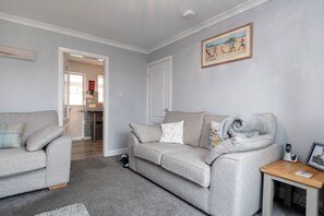 TV - Pebbles Reach - Two Bedroom Cottage, Sleeps 4 (Llanddulas)