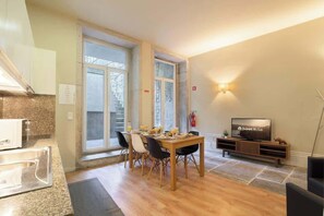 Dining - Cozy Sunny Flat | City Center by HostWise (Porto)