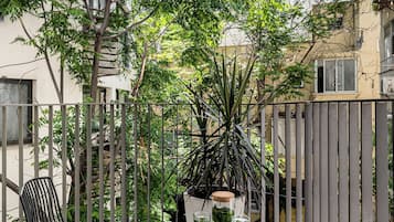 1 Bedroom back Apartment (King George #79 St.) | 露台