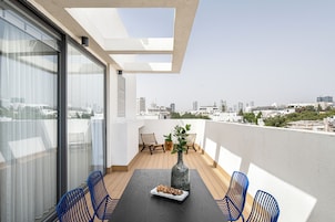 2 Bedroom Penthouse Apartment (King George #79 St.) | Terrace/patio