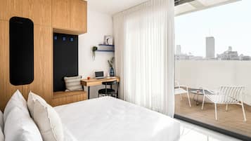 2 Bedroom Penthouse Apartment (King George #79 St.) | Edredones de plumas, escritorio, espacio para trabajar con un portátil