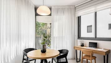 1 Bedroom back Apartment (King George #79 St.) | 起居区 | 55-英寸液晶电视(配备数码频道)、电视、Netflix