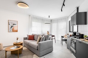1 Bedroom back Apartment (King George #79 St.) | Wohnbereich
