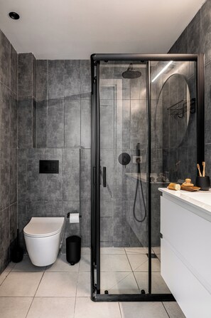 1 Bedroom back Apartment (King George #79 St.) | Badezimmer