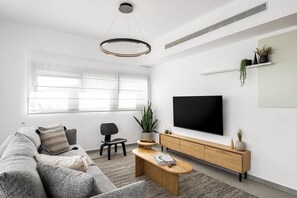2 Bedroom Penthouse Apartment (King George #79 St.) | Wohnbereich | 55-Zoll-LCD-Fernseher mit Digitalempfang, Fernseher, Netflix
