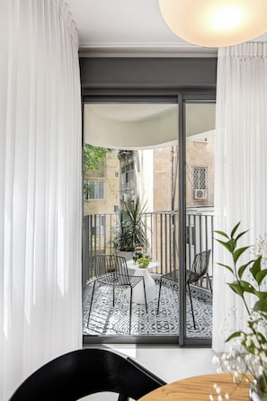 1 Bedroom back Apartment (King George #79 St.) | Terrasse/Patio