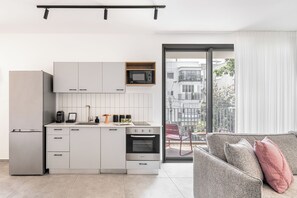 2 Bedroom front Apartment (King George #79 St.) | Wohnbereich