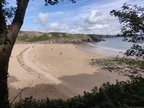 2 bedroom sleeps 5 dog-friendly coastal cottage. 5 Star comfort, character and location.