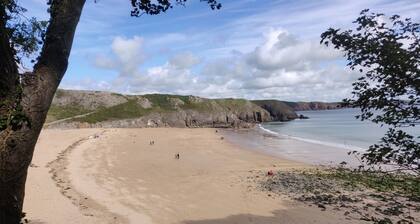 2 bedroom sleeps 5 dog-friendly coastal cottage. 5 Star comfort, character and location.