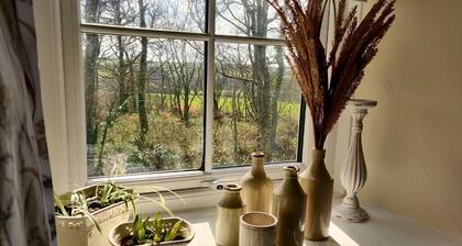 2 bedroom sleeps 5 dog-friendly coastal cottage. 5 Star comfort, character and location.