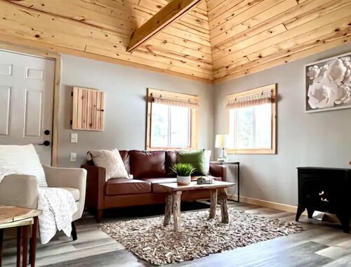 Stylish, Cozy Cabin in Lake George.