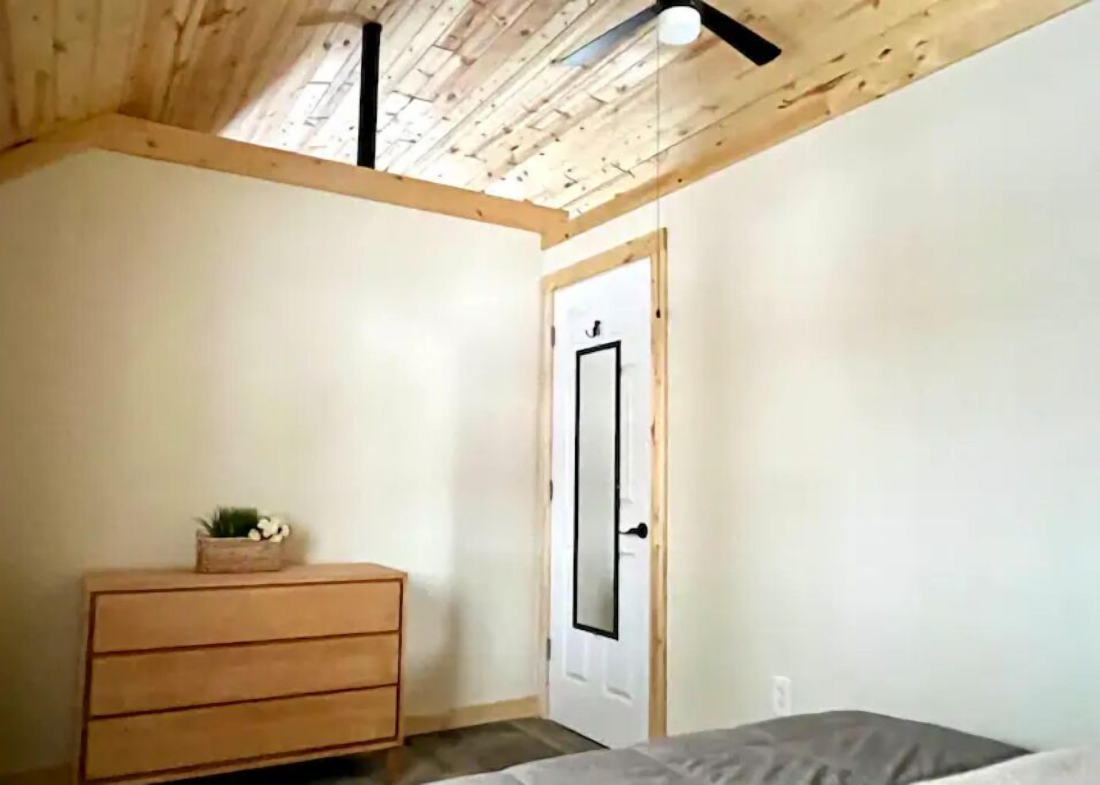 2 多间卧室、免费 WiFi、床单