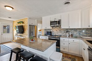 Fridge, microwave, oven, stovetop - Semi-oceanfront cottage delight! (Nags Head)