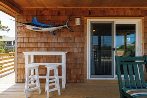 Outdoor dining - Semi-oceanfront cottage delight! (Nags Head)