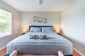 3 bedrooms, travel cot, WiFi, bed sheets - Spacious & Modern 3BR Townhouse Near Disney w/ Pool & Lazy River! (Davenport)