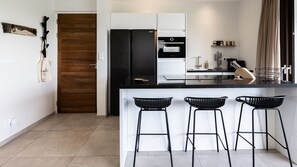 ثلاجة، ميكروويف، فرن، موقد طهي مسطح