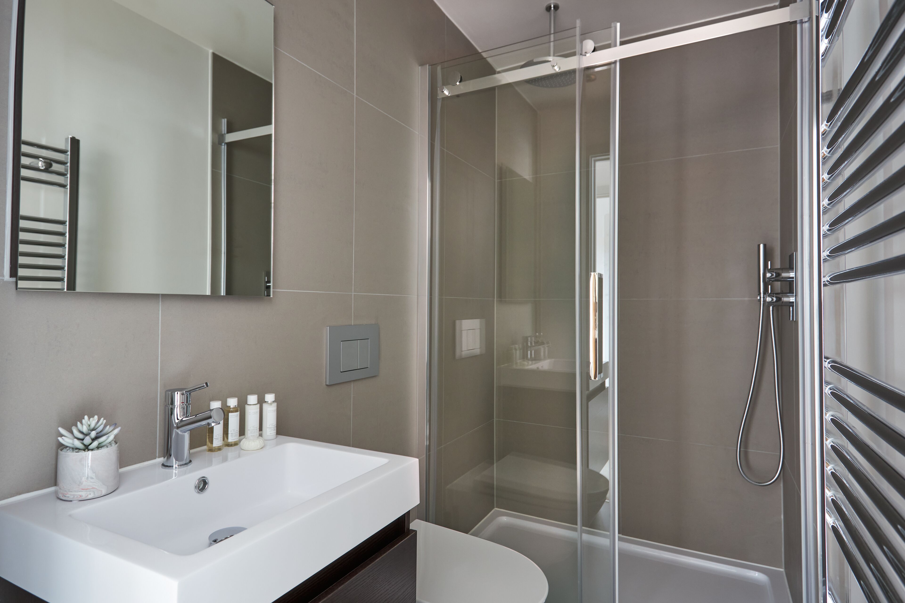Combined shower/tub, rainfall showerhead, designer toiletries