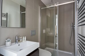 Ensemble douche/baignoire, douche à « effet pluie »