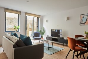 Smart TV, Netflix, streaming services - Hammersmith Mews by Viridian Apartments (London)