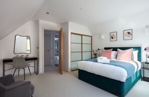 In-room safe, individually decorated, individually furnished - Hammersmith Mews by Viridian Apartments (London)